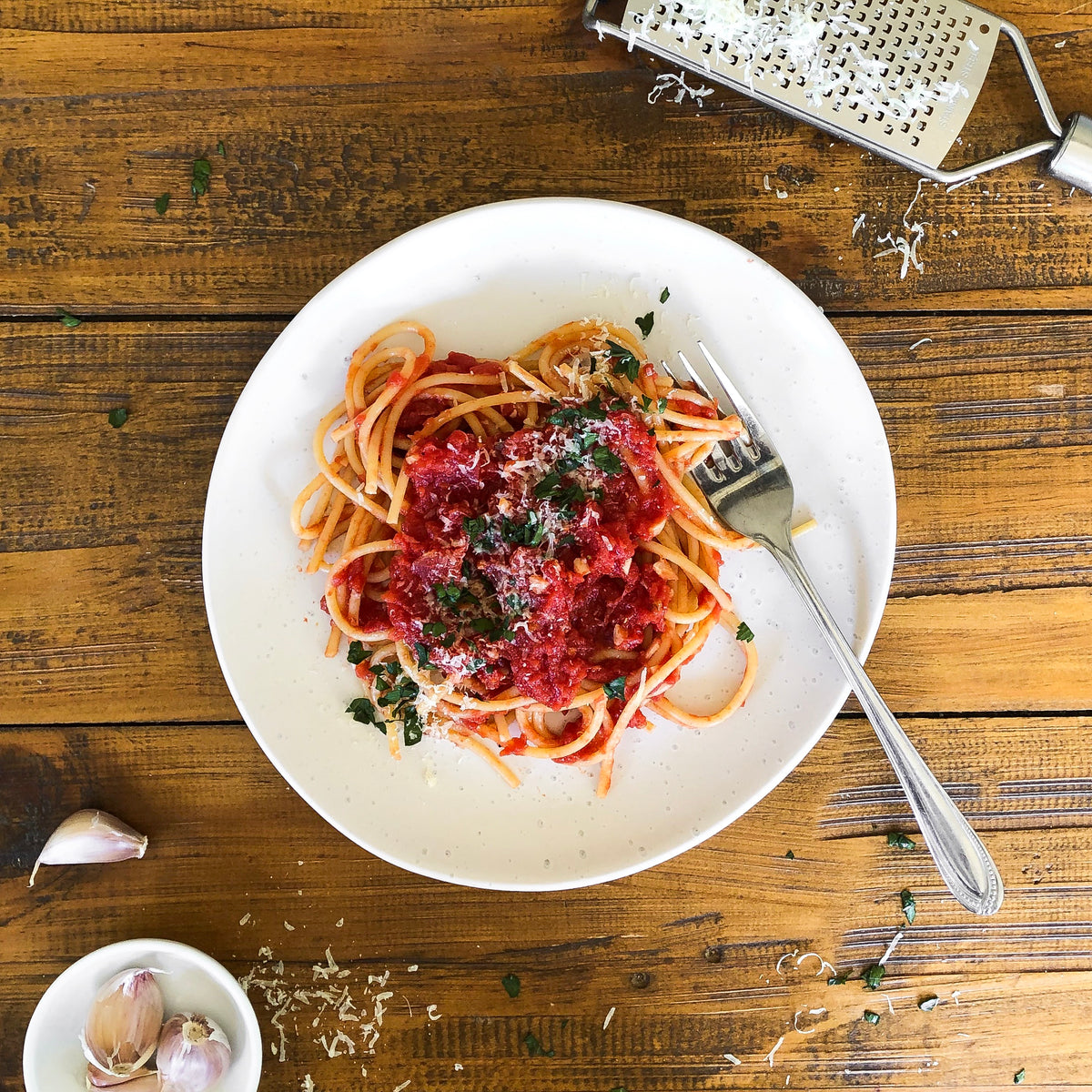 "Cheats" Spaghetti with a Garlicky Tomato Pasta Sauce – Venagredos